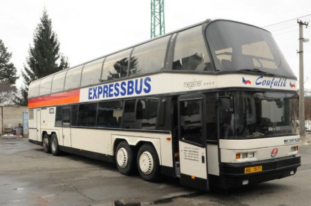 Неоплан Мегалинер, 93+1 мест. Очень комфортный. Имеется просторная кухня, туалет, видео (в общей сложности 7 мониторов), большие багажные отделения.